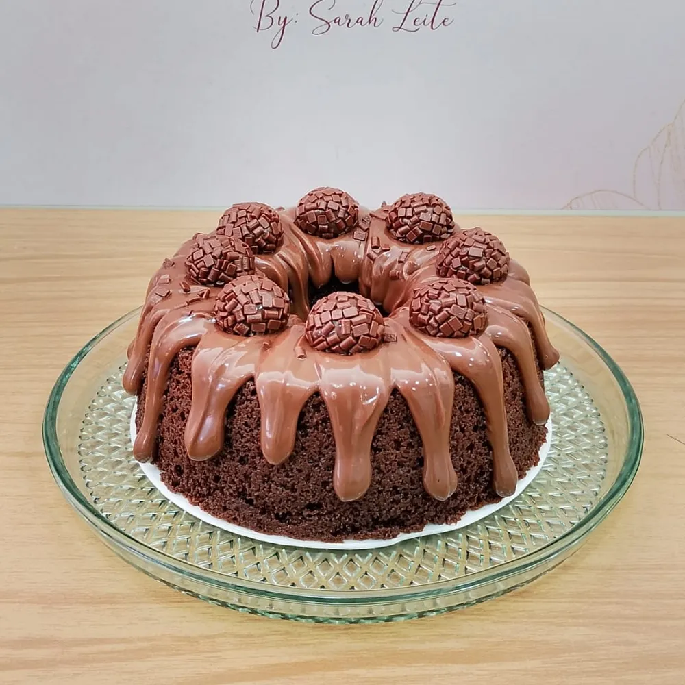 BOLO DE CHOCOLATE COM BRIGADEIRO E MORANGO