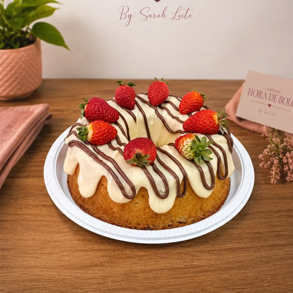 BOLO DE CHOCOLATE COM NINHO NUTELLA E MORANGOS