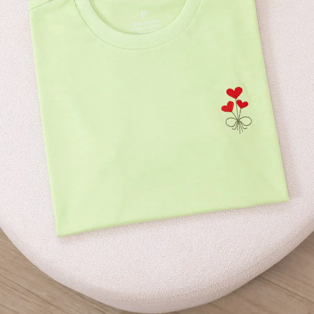 T-shirt - Buquê de Corações (Bordado)