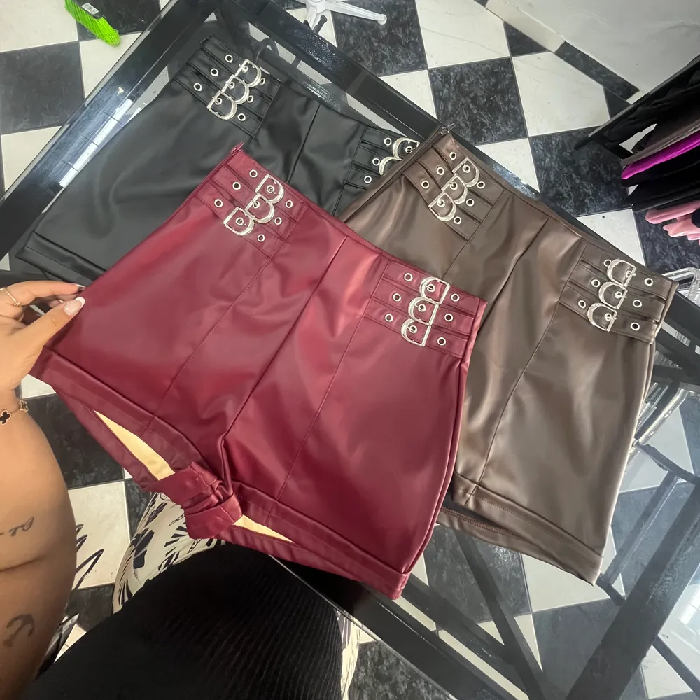 Short couro 