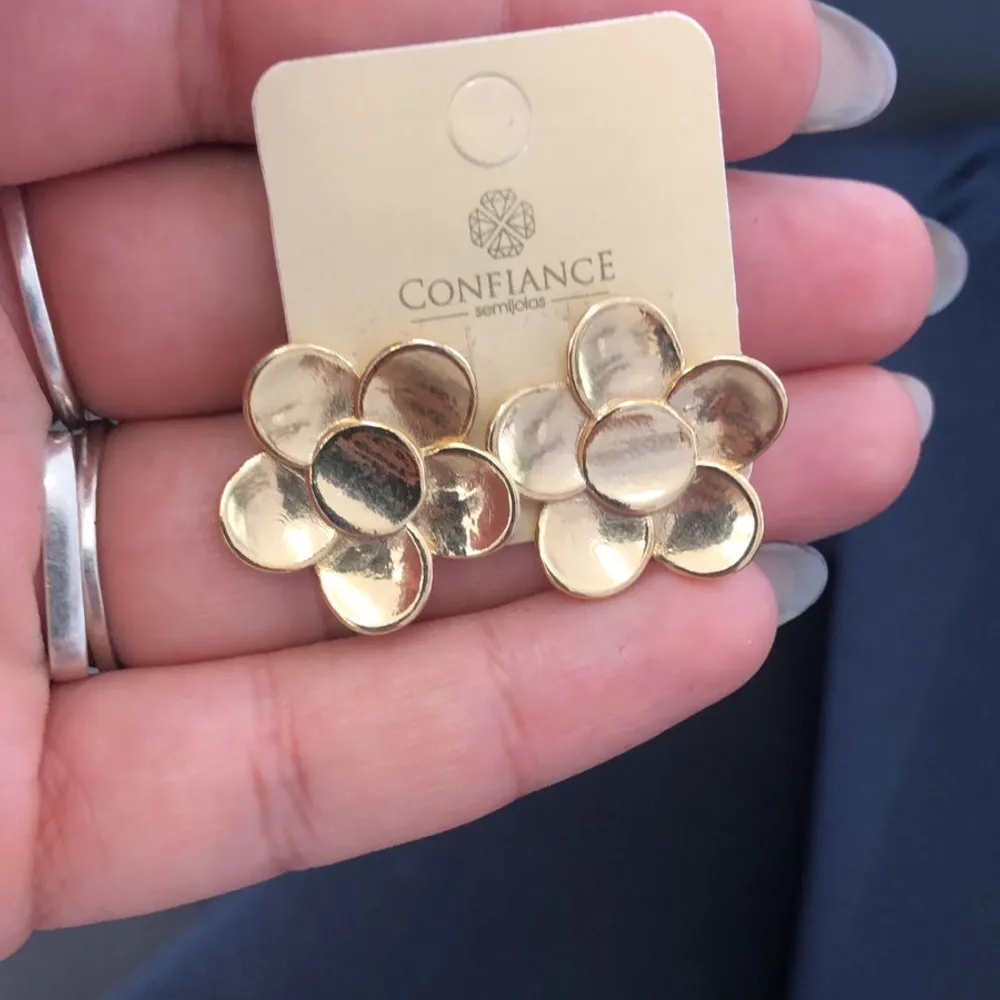 Brinco flor médio dourado 