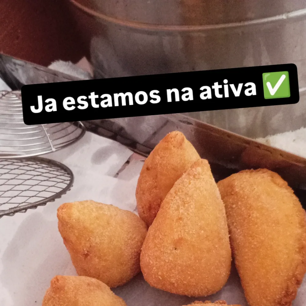 Coxinha, enroladinho, bolinho de carne 
