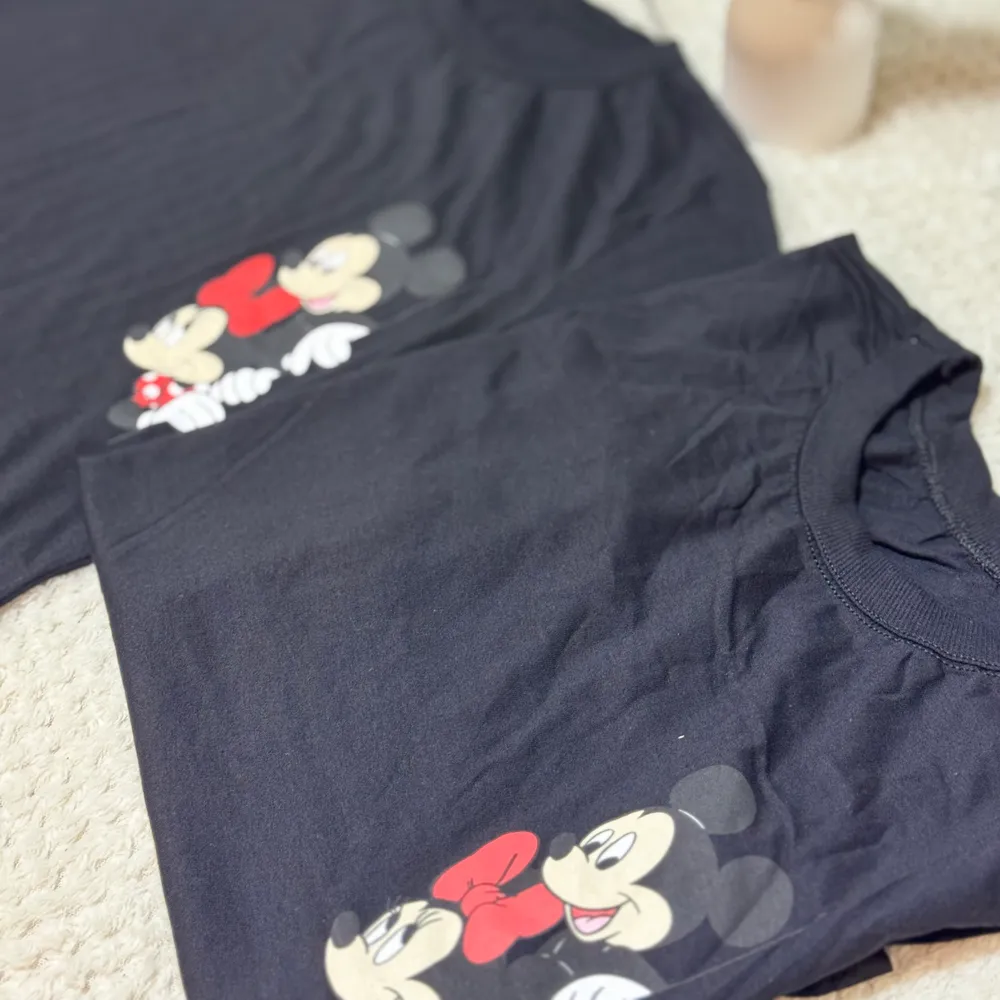 Mickey e minei lado cami. Preta