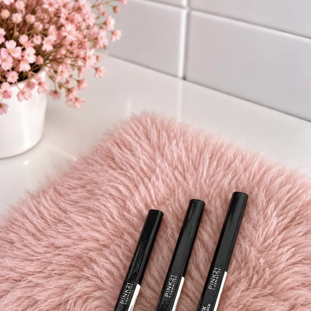 Lápis Contorno Labial Hot Black – Pink21 Cosmetics 