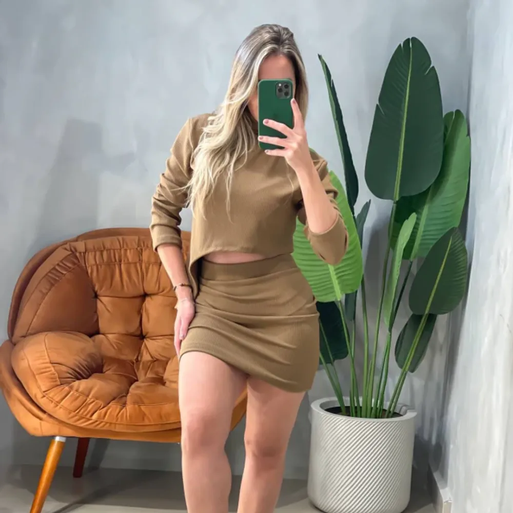 Conjunto em Anarruga Saia Curta e Cropped Assimétrico Marielen Ref. 2020 (Único, Bege)