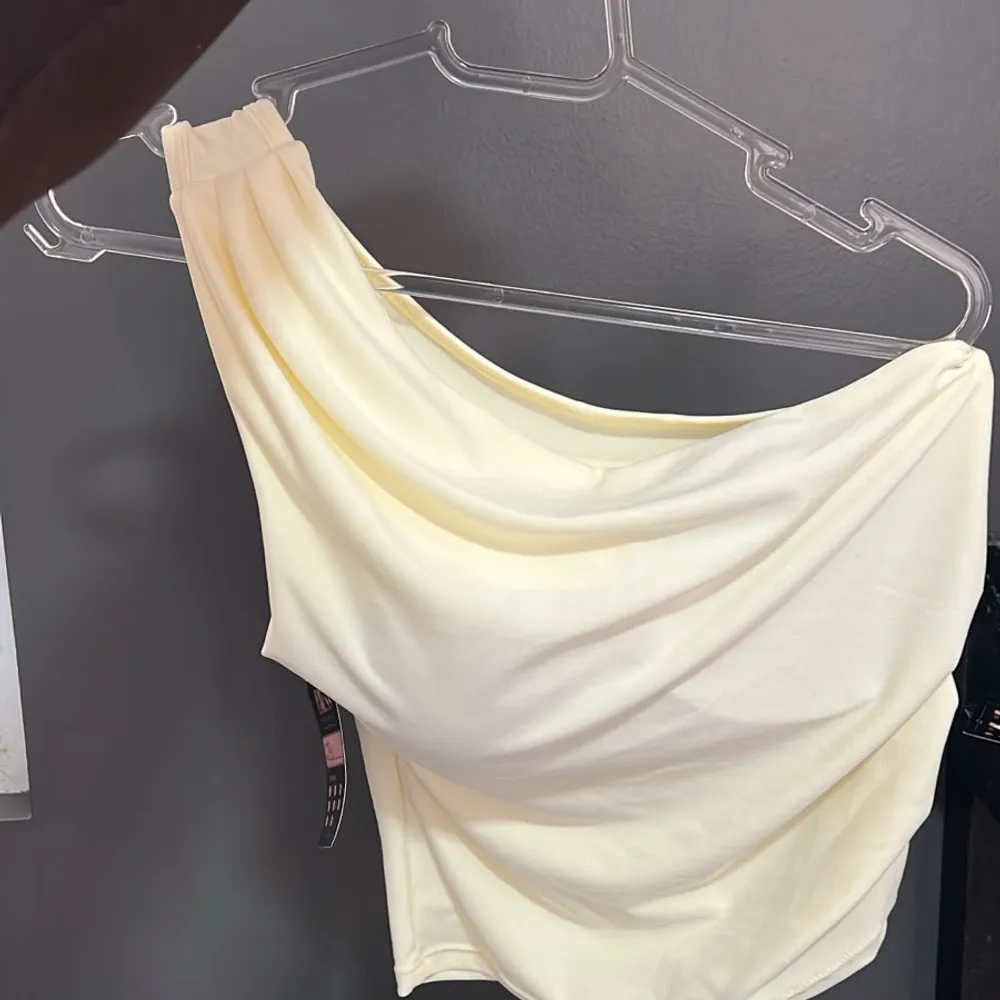 Blusa um ombro só com bojo
