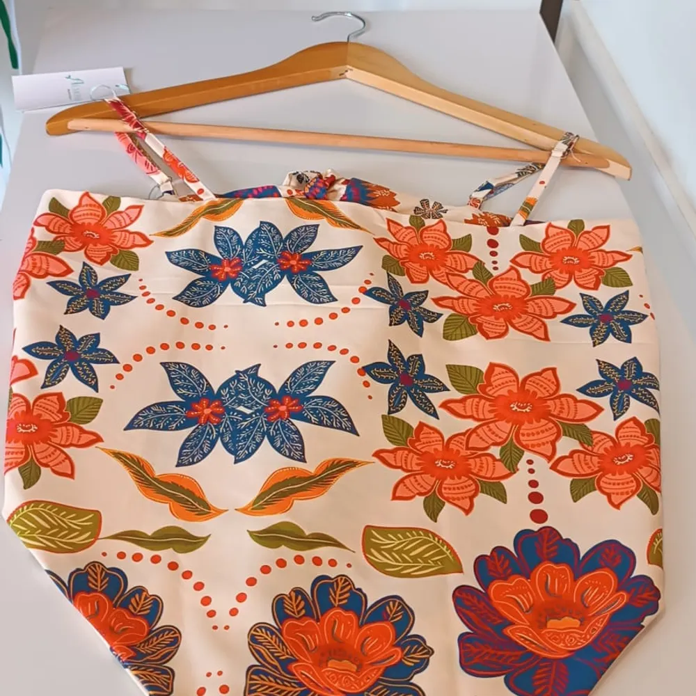 blusinha tipo farm com estampa
