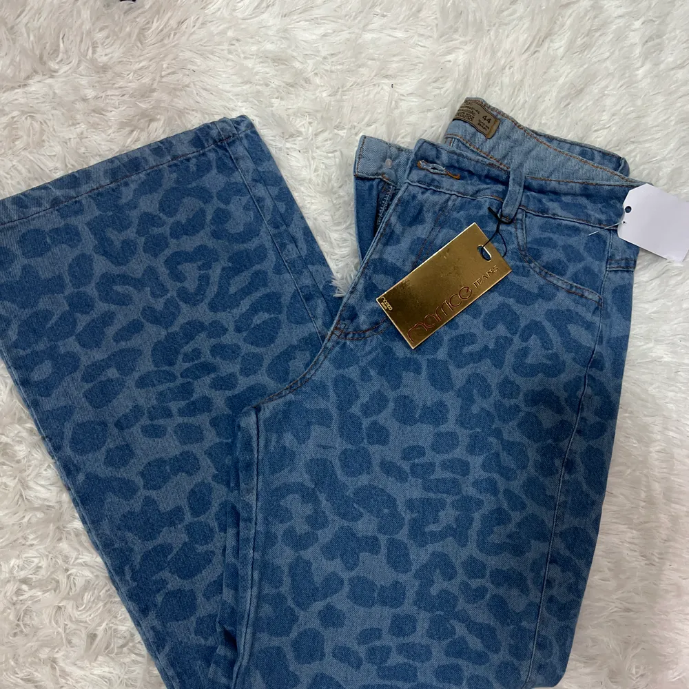 Calça jeans animal print 