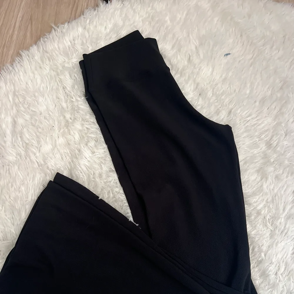 Calça preta flare canelada 