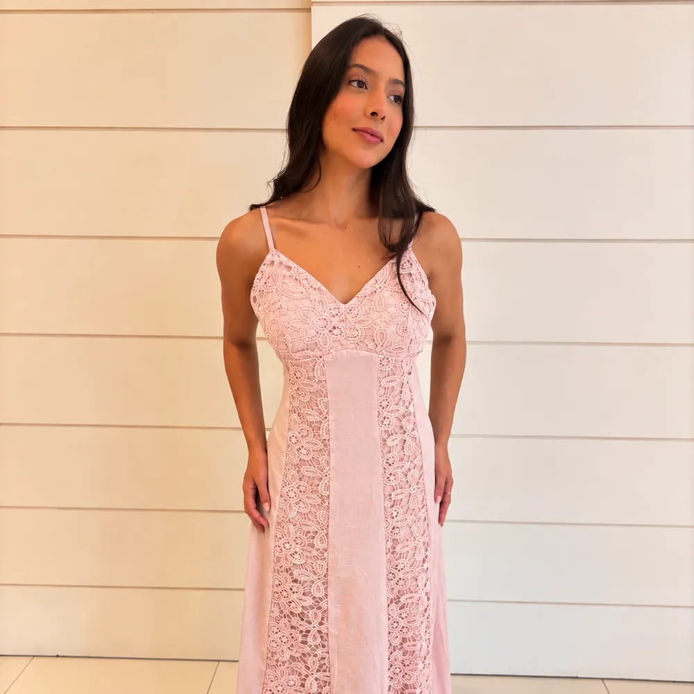 Vestido longo com detalhes em renda floral 