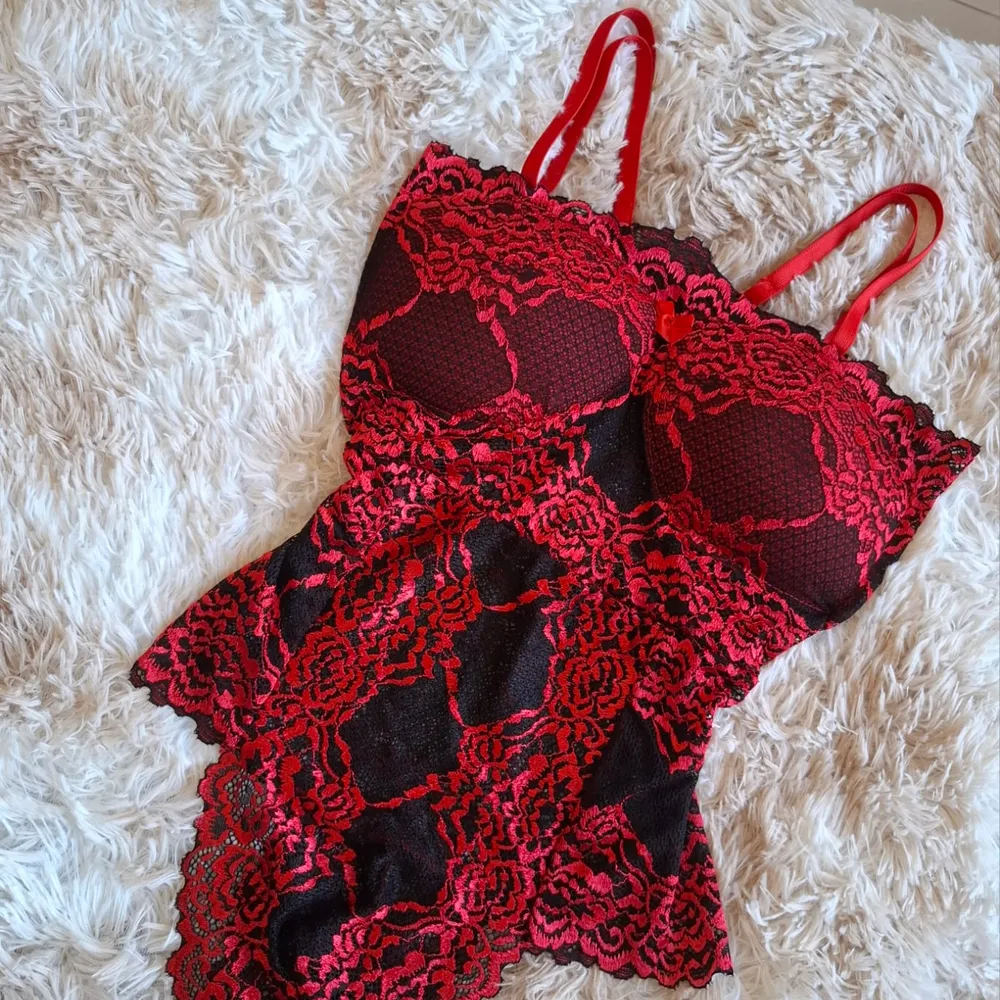 Body vermelho e preto