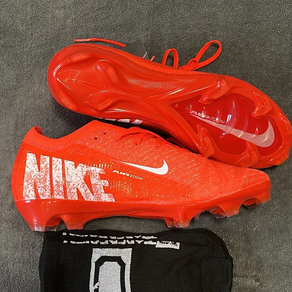 CHUTEIRA CAMPO NIKE (VERMELHA)