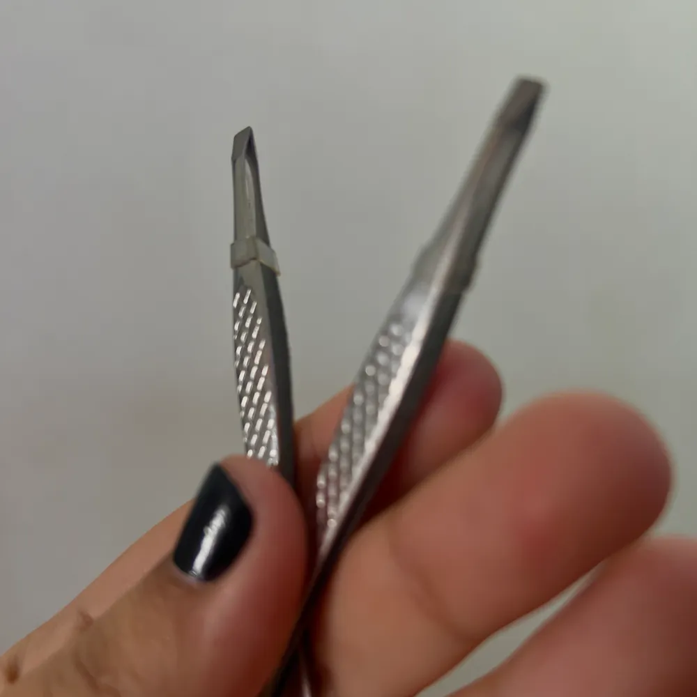 Pinça para sobrancelhas