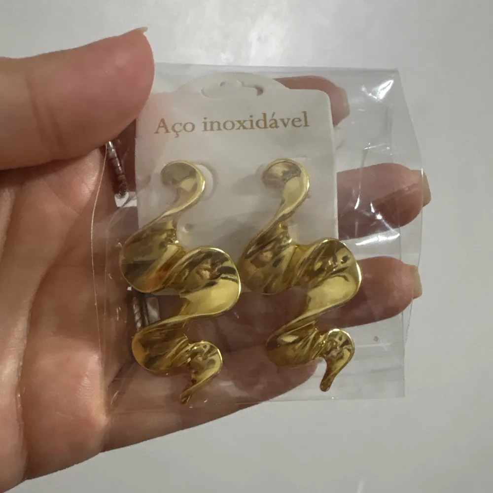 Brinco curva sinuosa em aço inoxidável