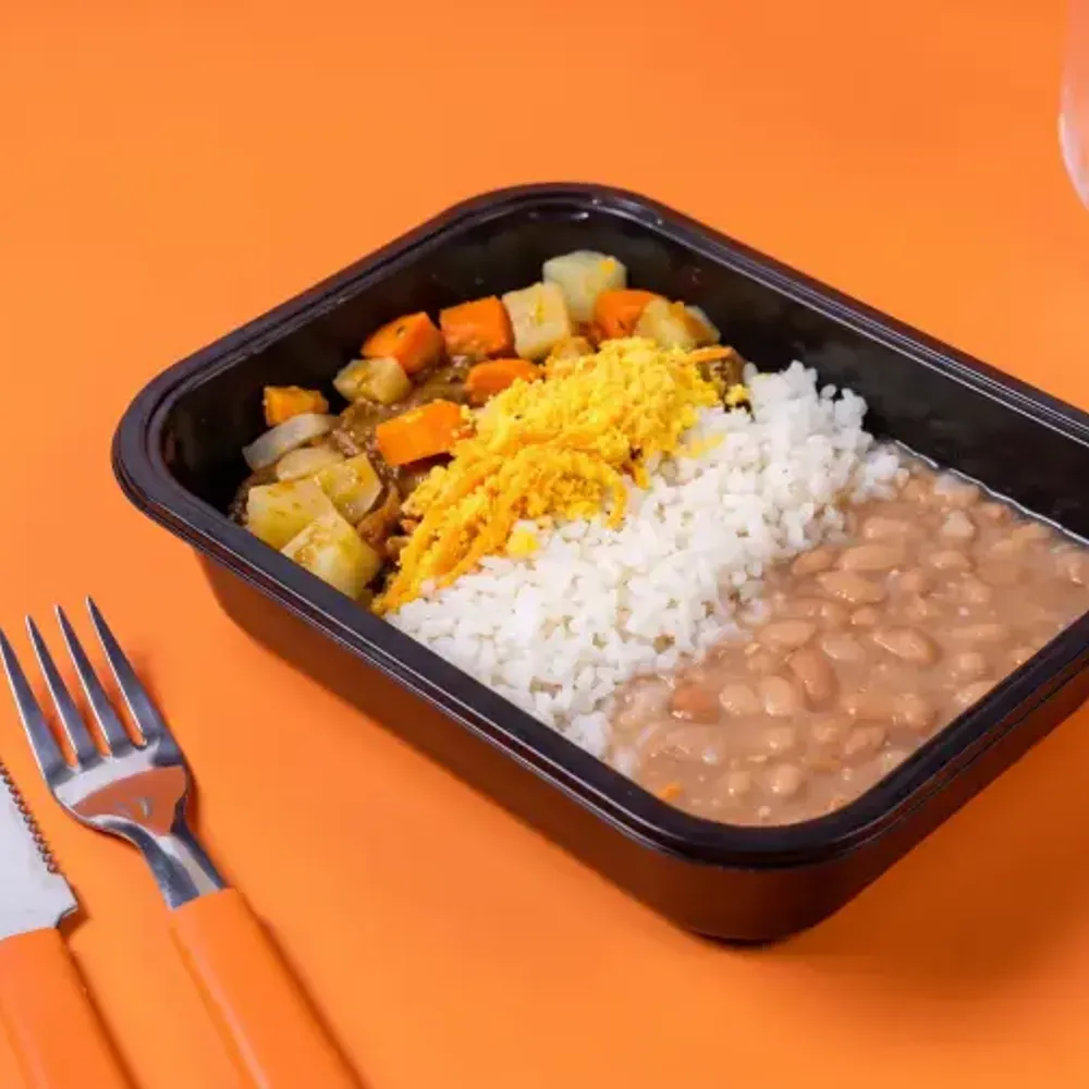 Picadinho de carne com legumes, arroz branco, feijão carioca e farofa de cenoura