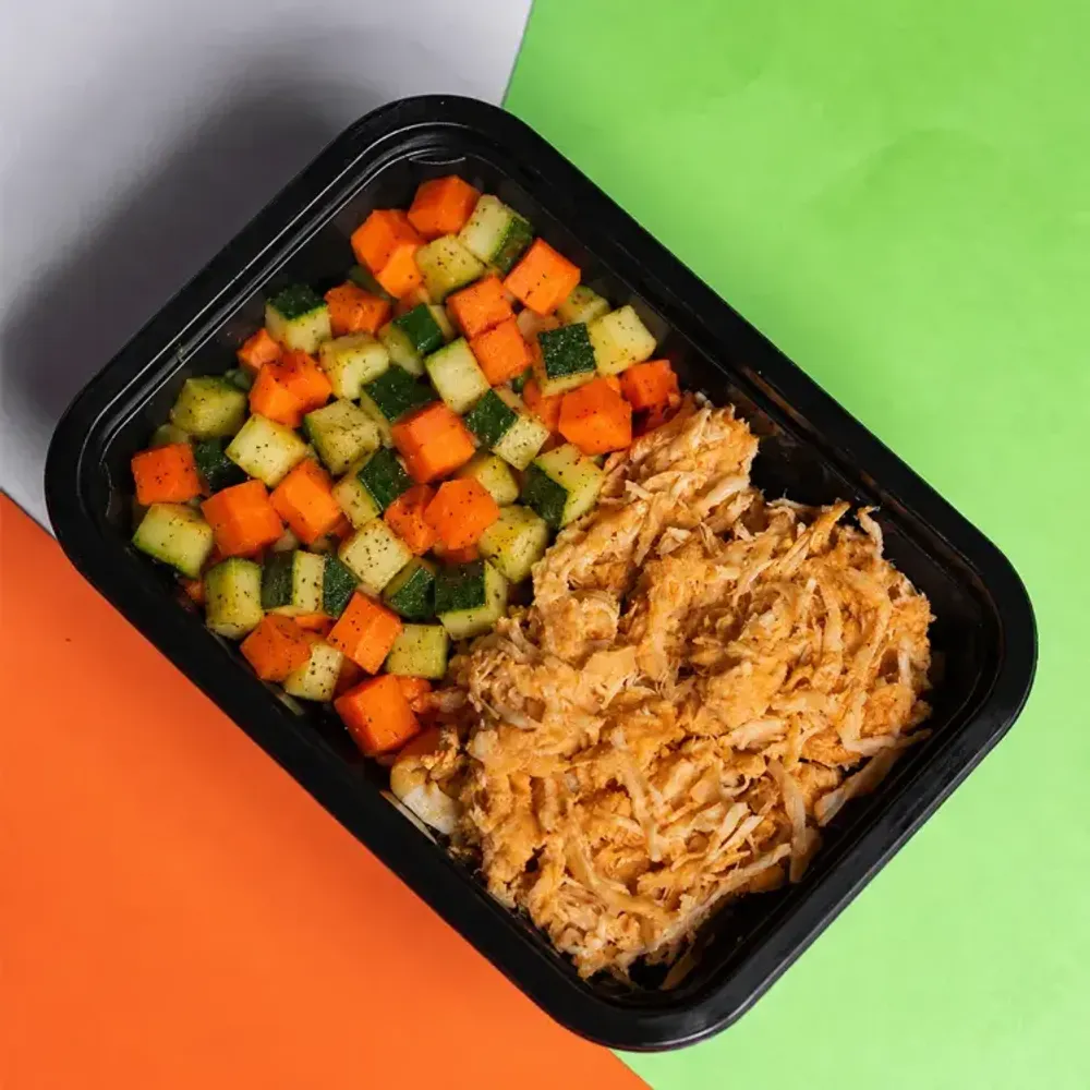 Iscas de Frango Refogado com Pimentões Coloridos e Cenoura no Vapor 200g