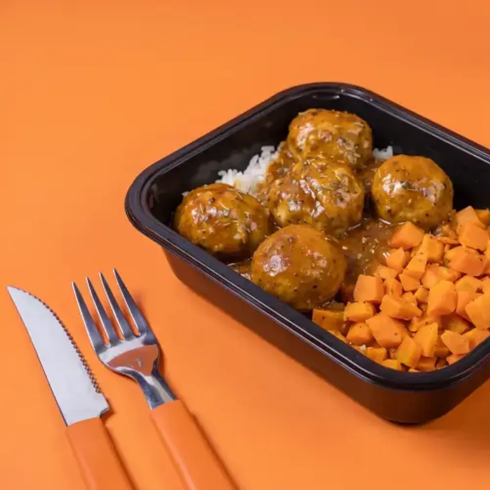 Almôndegas de Frango ao Molho de Tomate com arroz integral e cenoura ralada 200g